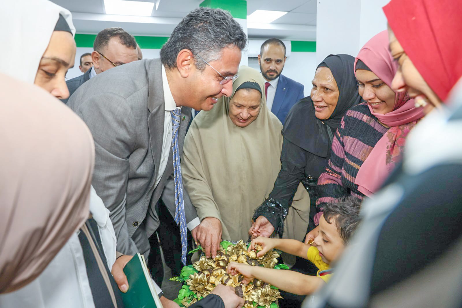 رئيس البريد يتفقد مكاتب بريد الدقهلية لمتابعة صرف المعاشات