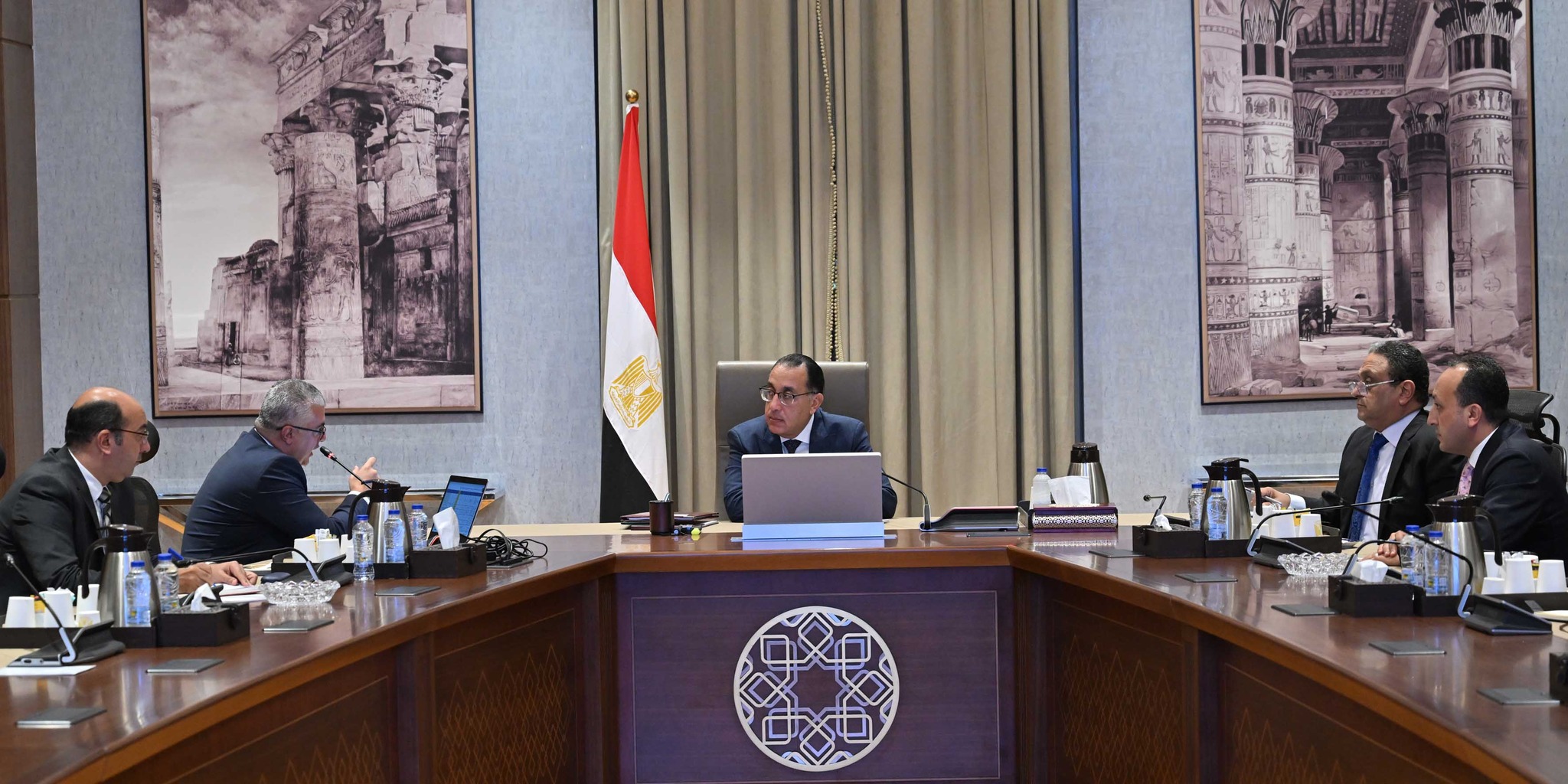 رئيس الوزراء مع رئيس الهيئة العامة للمنطقة الاقتصادية لقناة السويس