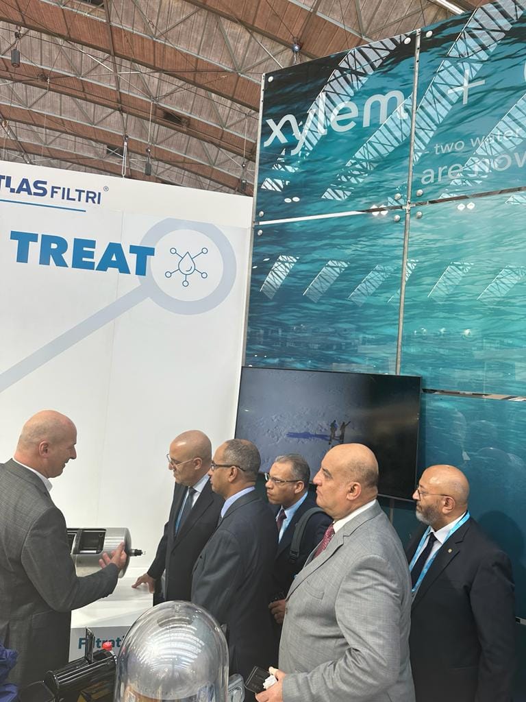وزير الإسكان يتفقد معرض