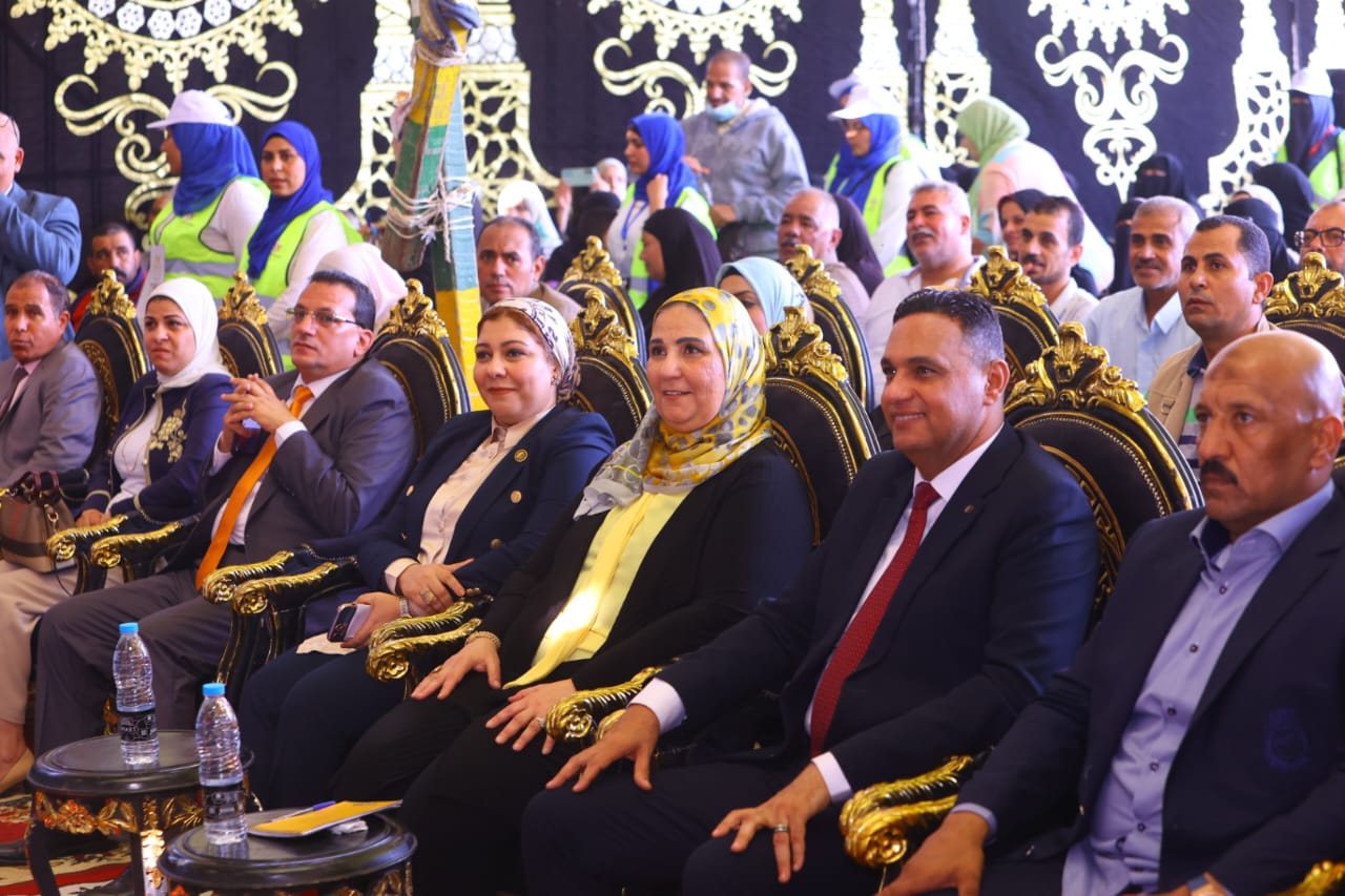 القباج ومختار يتفقدان قافلة