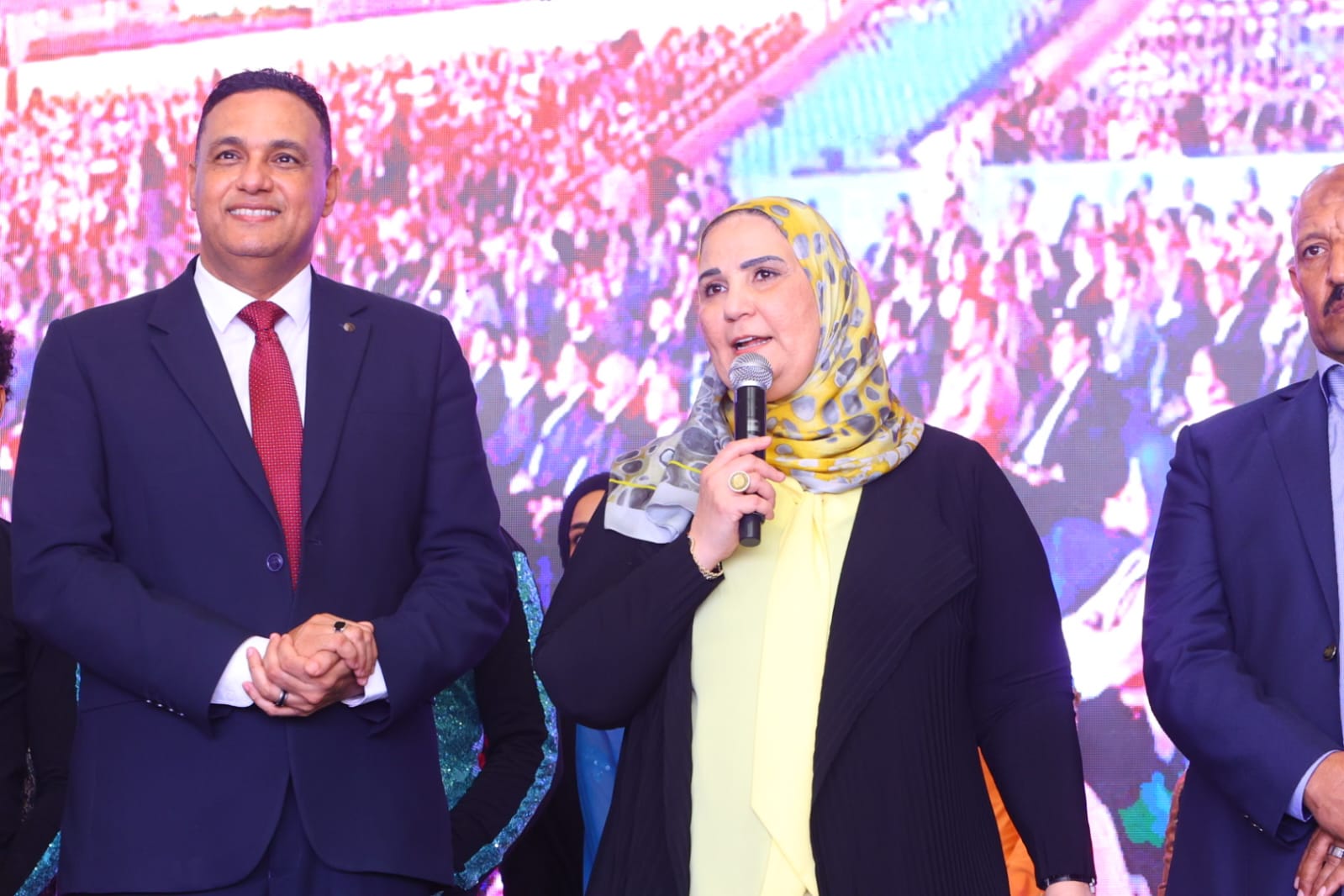 القباج ومختار يتفقدان قافلة