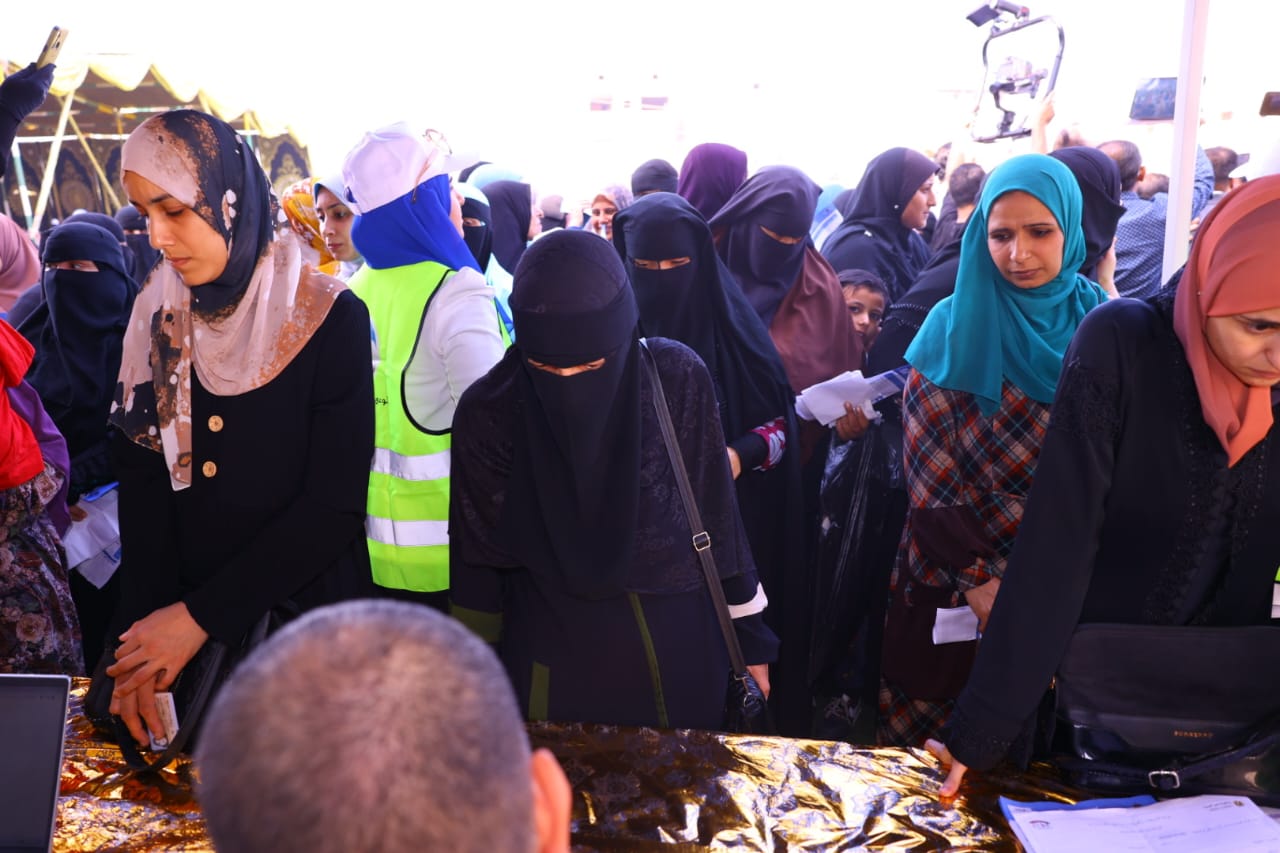 القباج ومختار يتفقدان قافلة