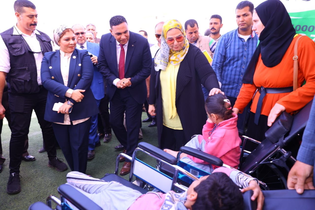 القباج ومختار يتفقدان قافلة
