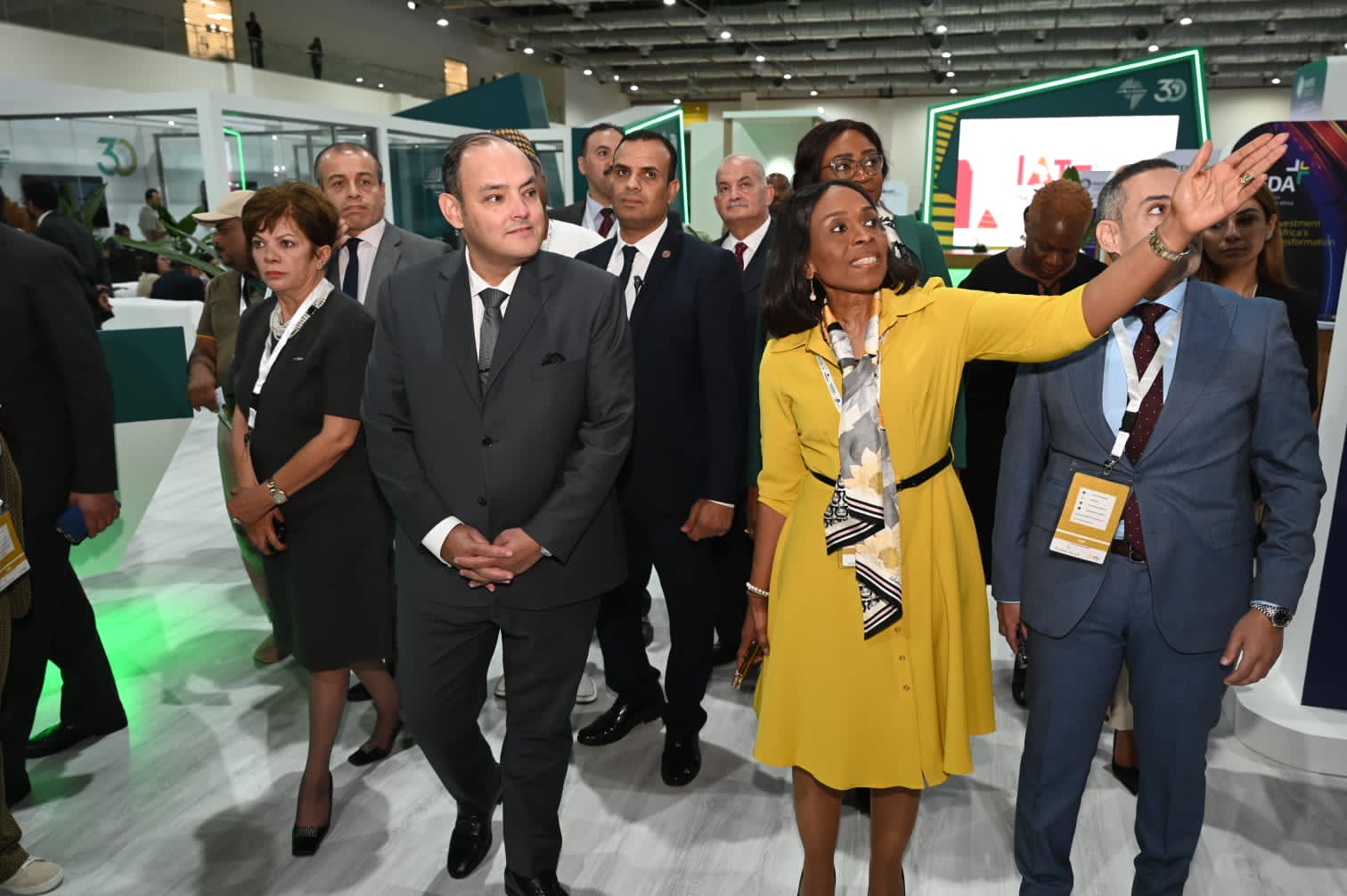 جولة وزير التجارة والصناعة لتفقد أجنحة المعرض الأفريقي