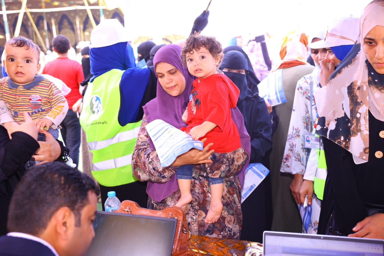 القباج ومختار يتفقدان قافلة