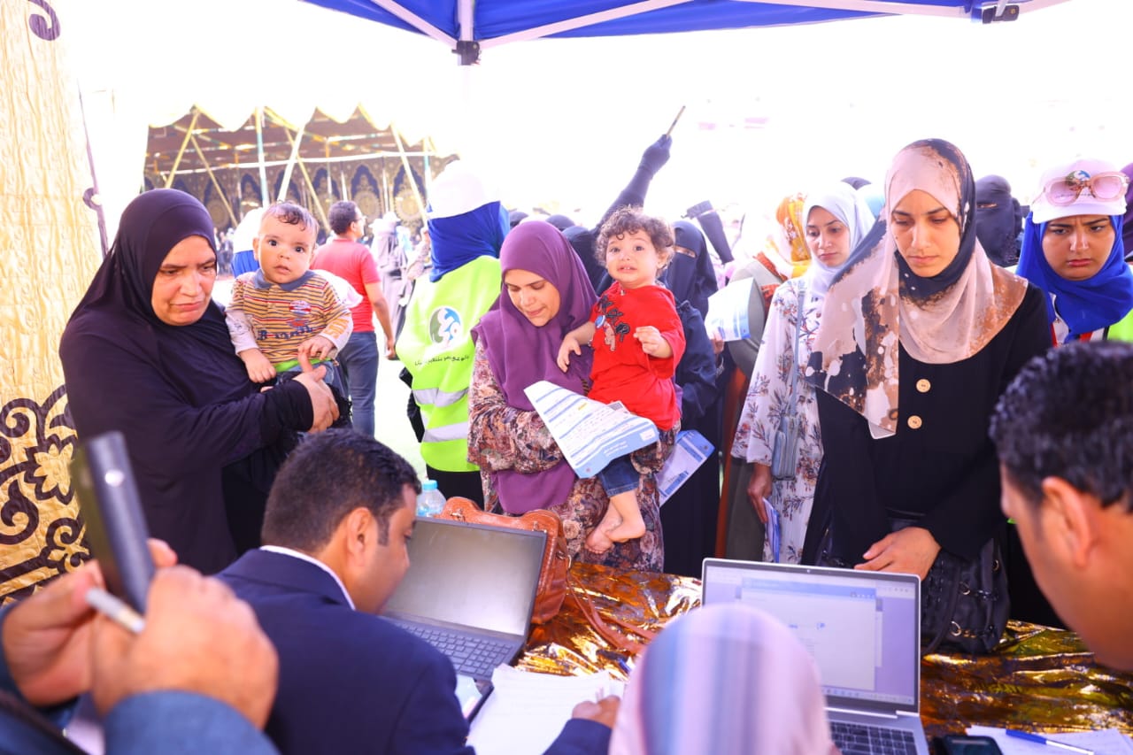 القباج ومختار يتفقدان قافلة