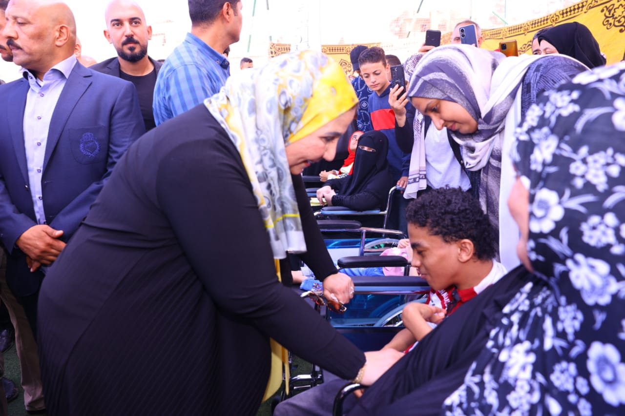 القباج ومختار يتفقدان قافلة
