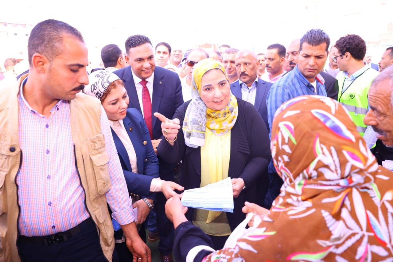 القباج ومختار يتفقدان قافلة