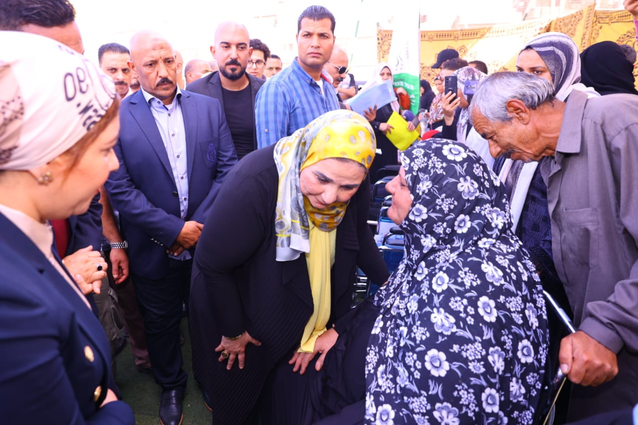 القباج ومختار يتفقدان قافلة