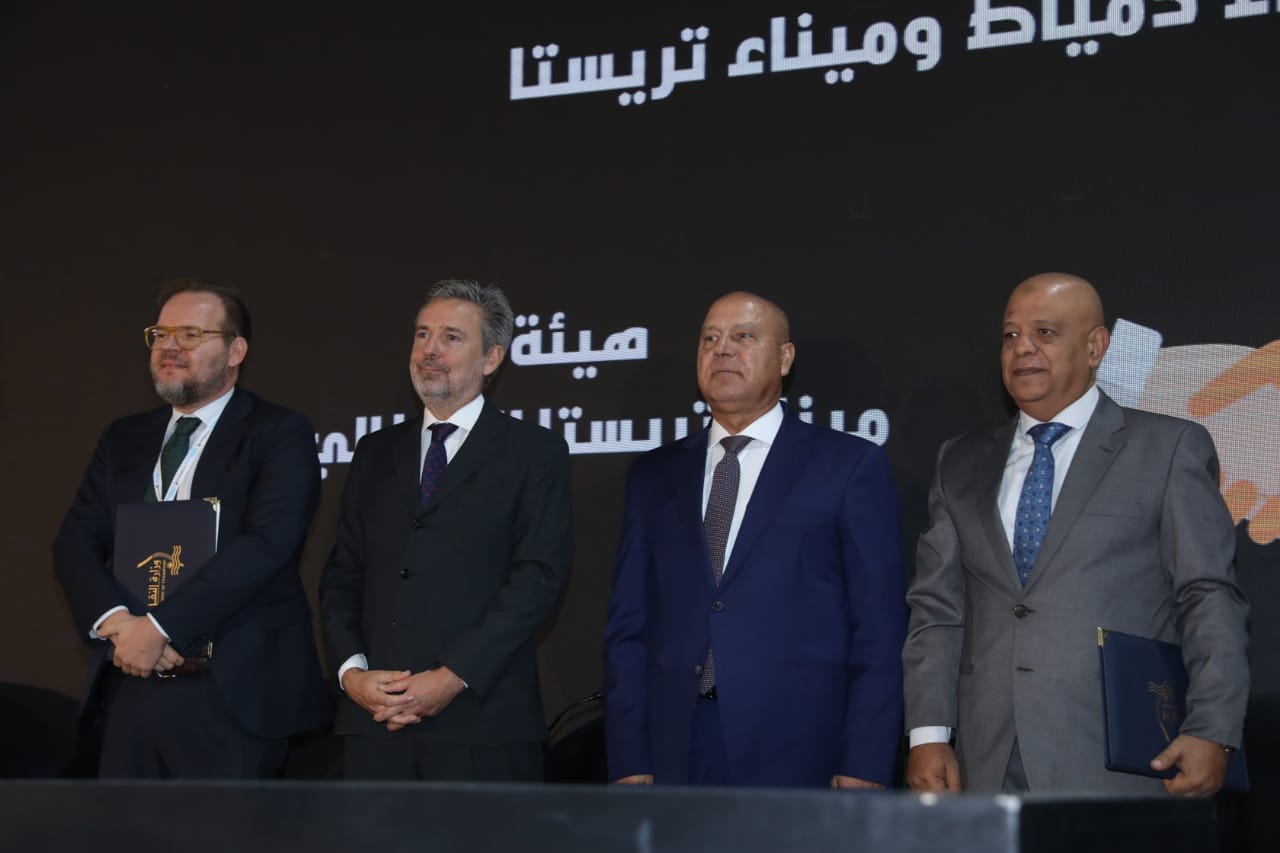 وزير النقل يشهد توقيع