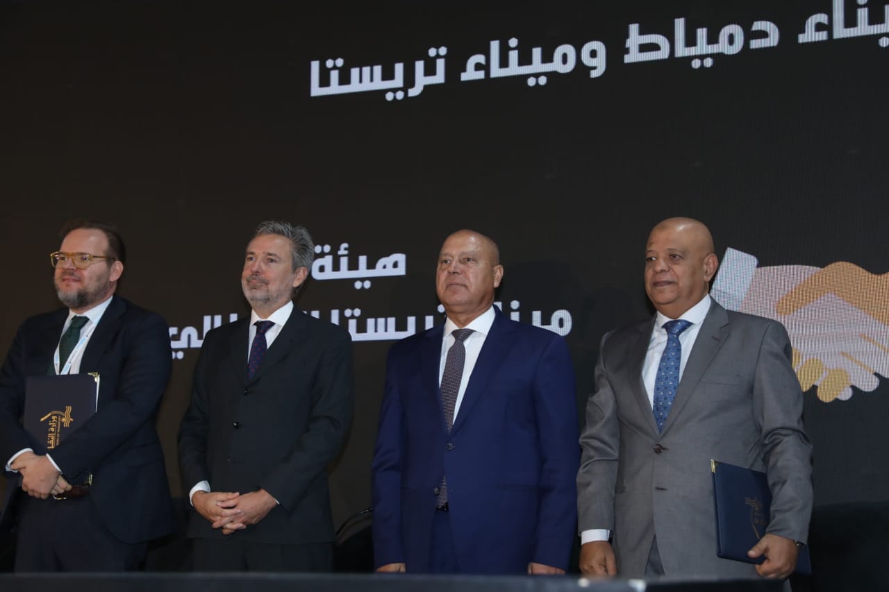 وزير النقل يشهد توقيع