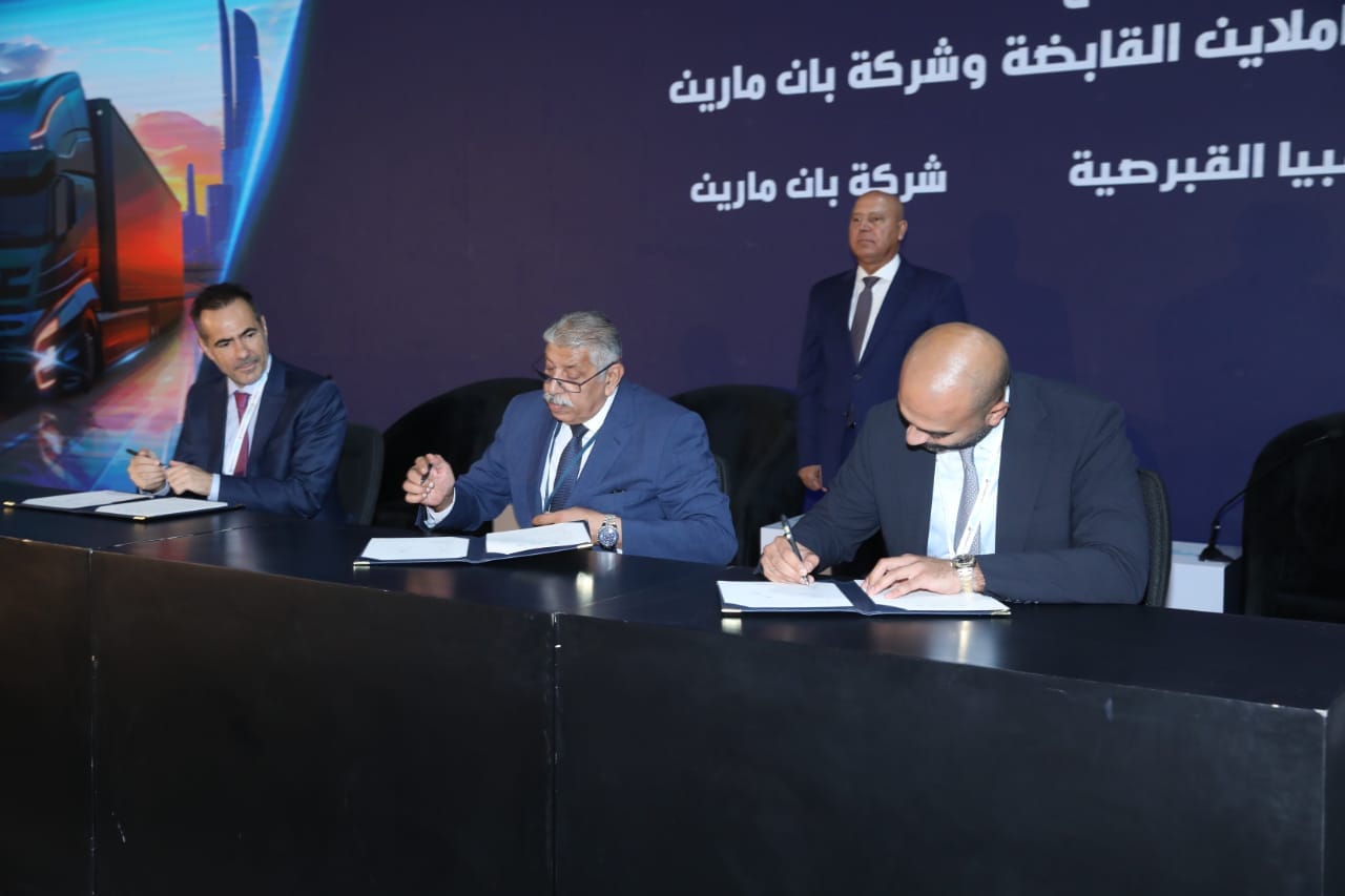وزير النقل يشهد توقيع