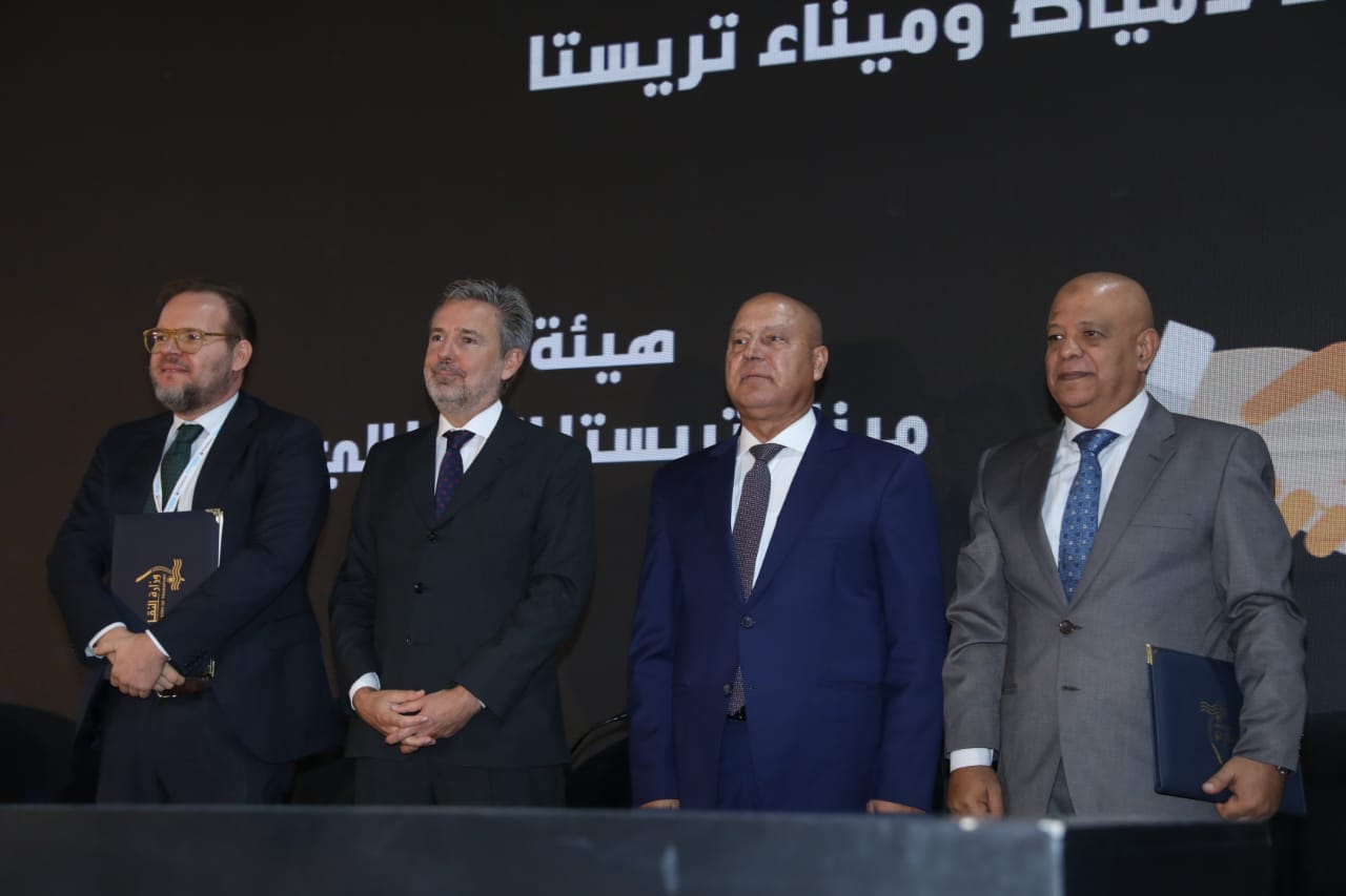 وزير النقل يشهد توقيع