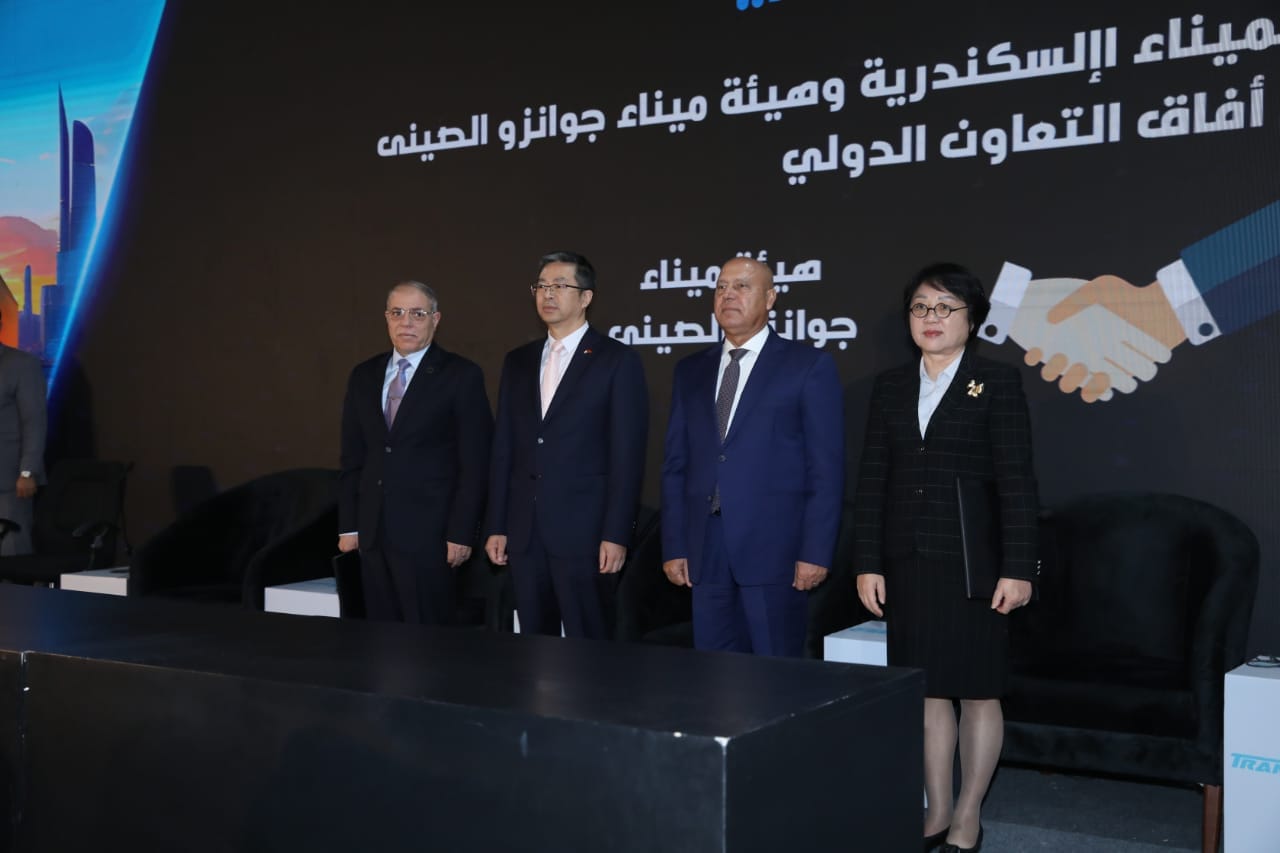 وزير النقل يشهد توقيع