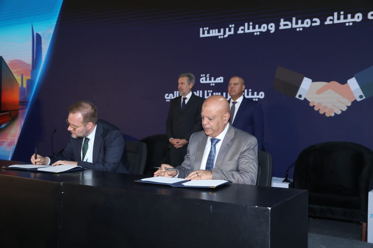وزير النقل يشهد توقيع