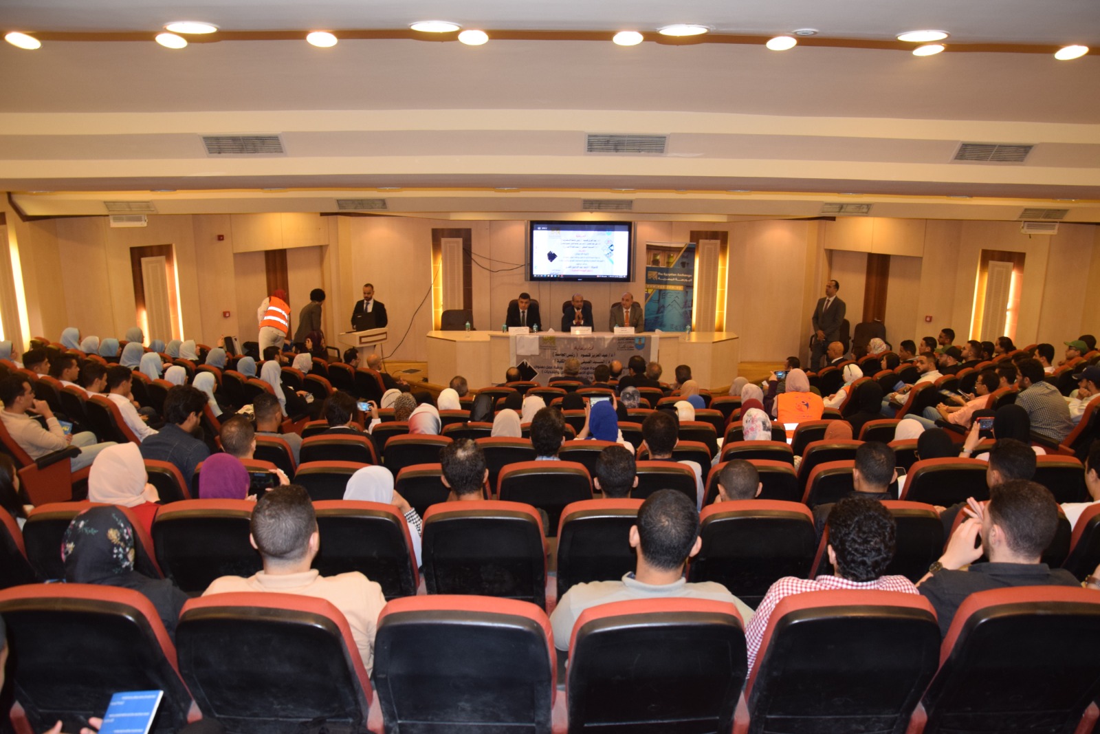 رئيس البورصة يستعرض دور البورصة في المنظومة الاقتصادية