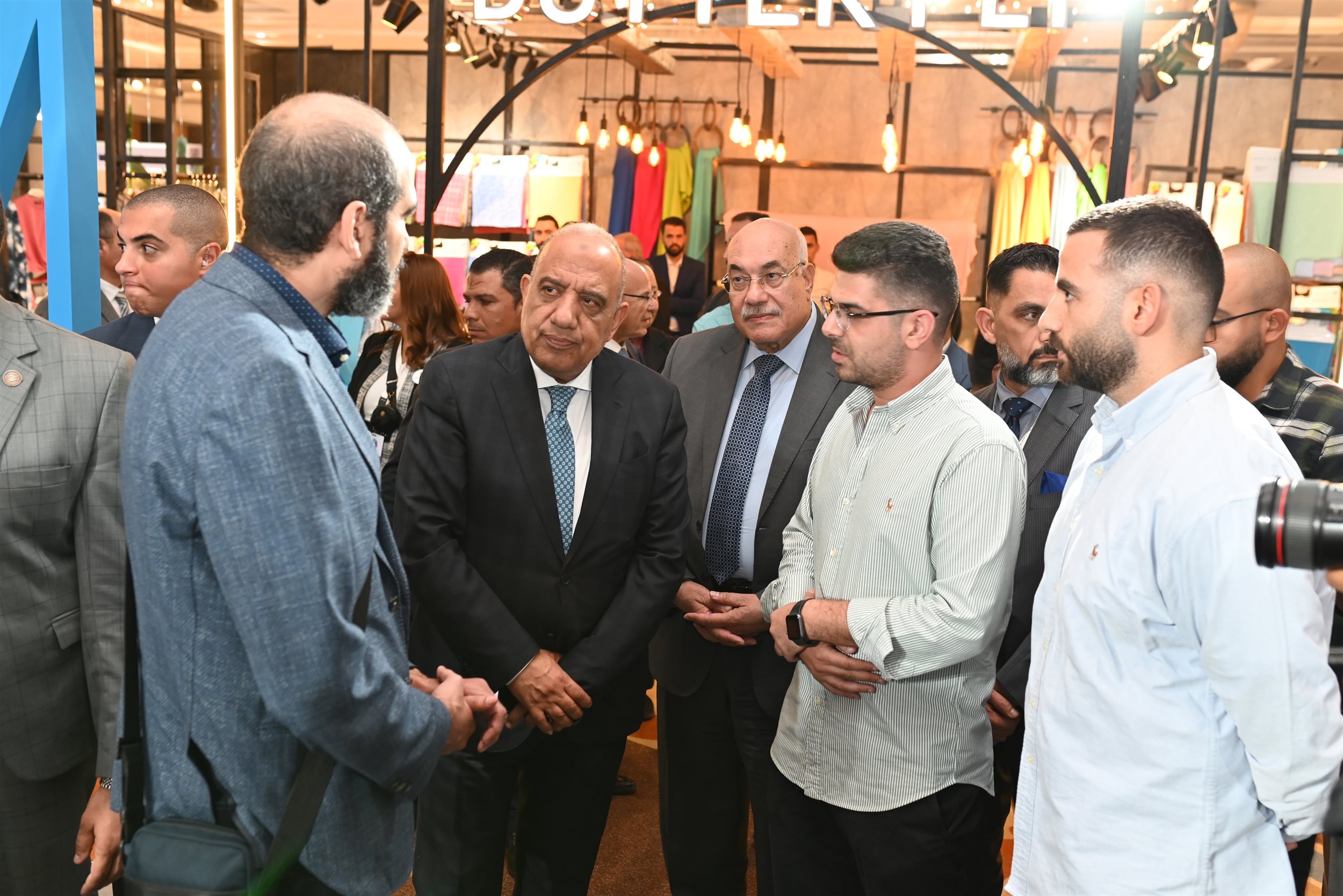 وزير قطاع الاعمال العام يتفقد معرض