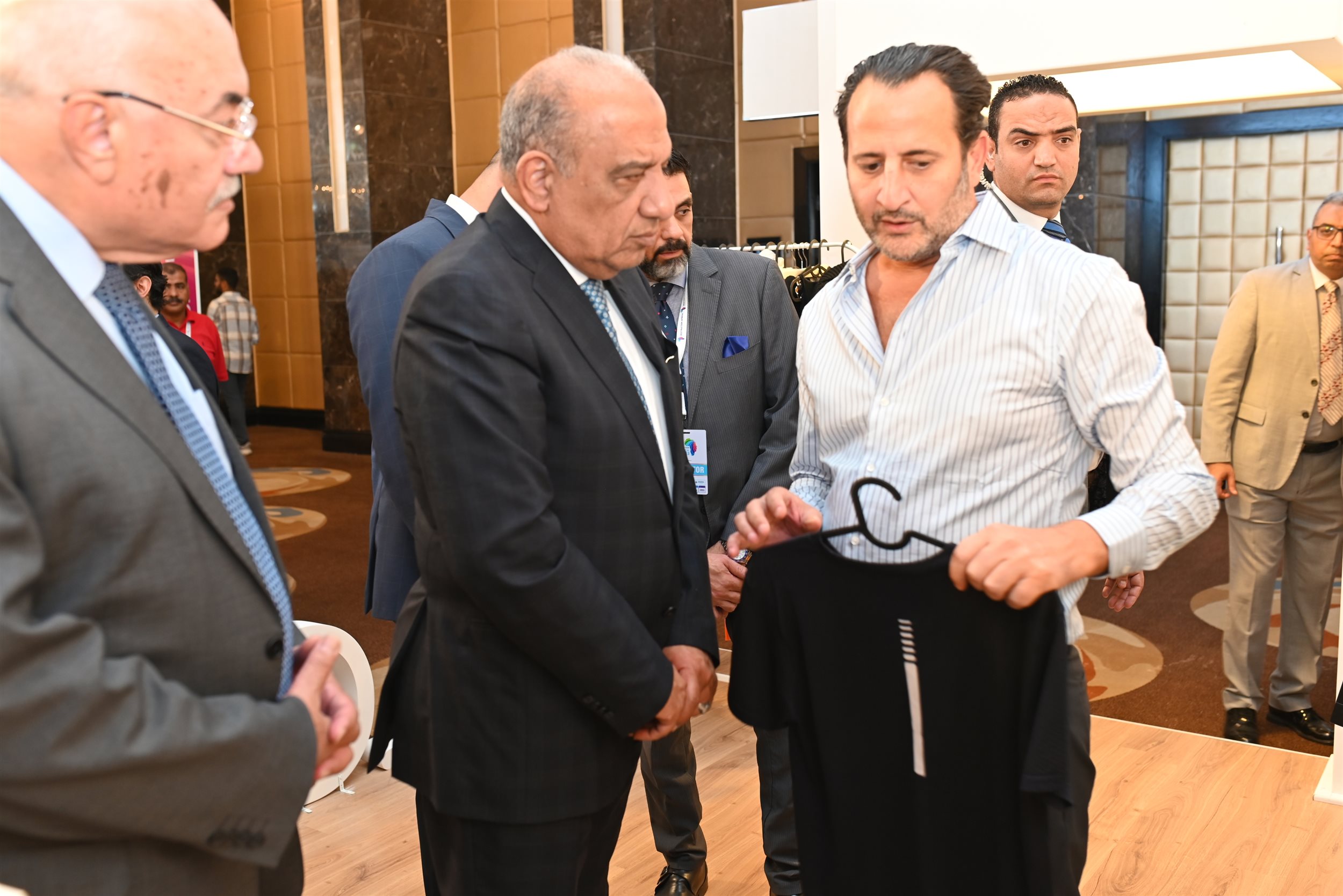 وزير قطاع الاعمال العام يتفقد معرض