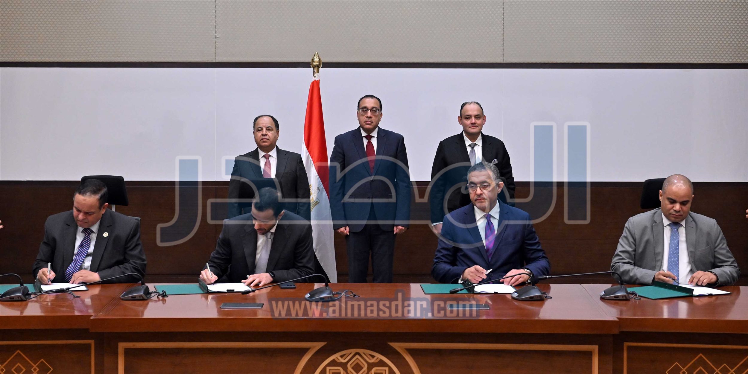 رئيس الوزراء يشهد مراسم توقيع لتصنيع السيارات في مصر