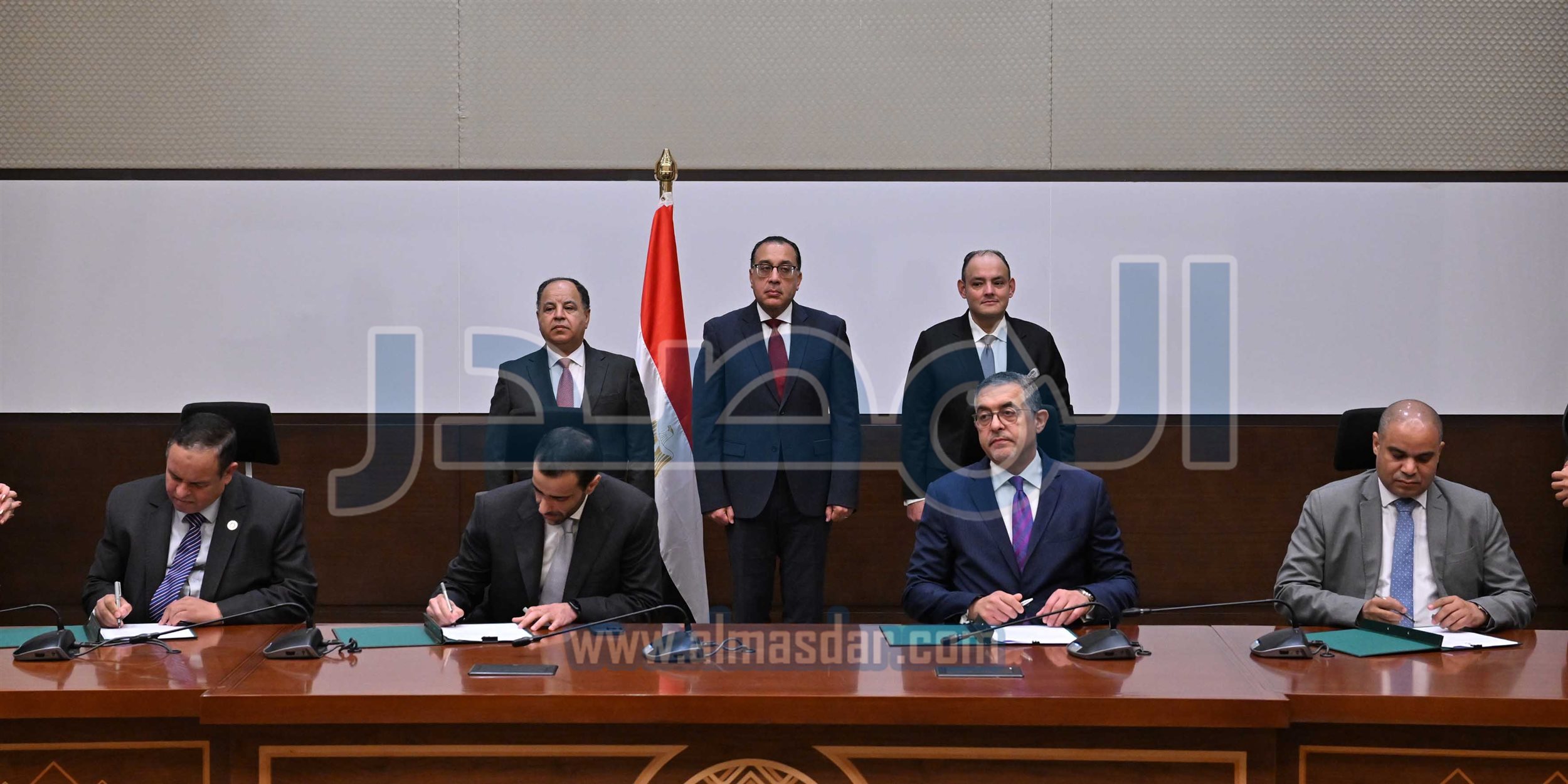 رئيس الوزراء يشهد مراسم توقيع لتصنيع السيارات في مصر