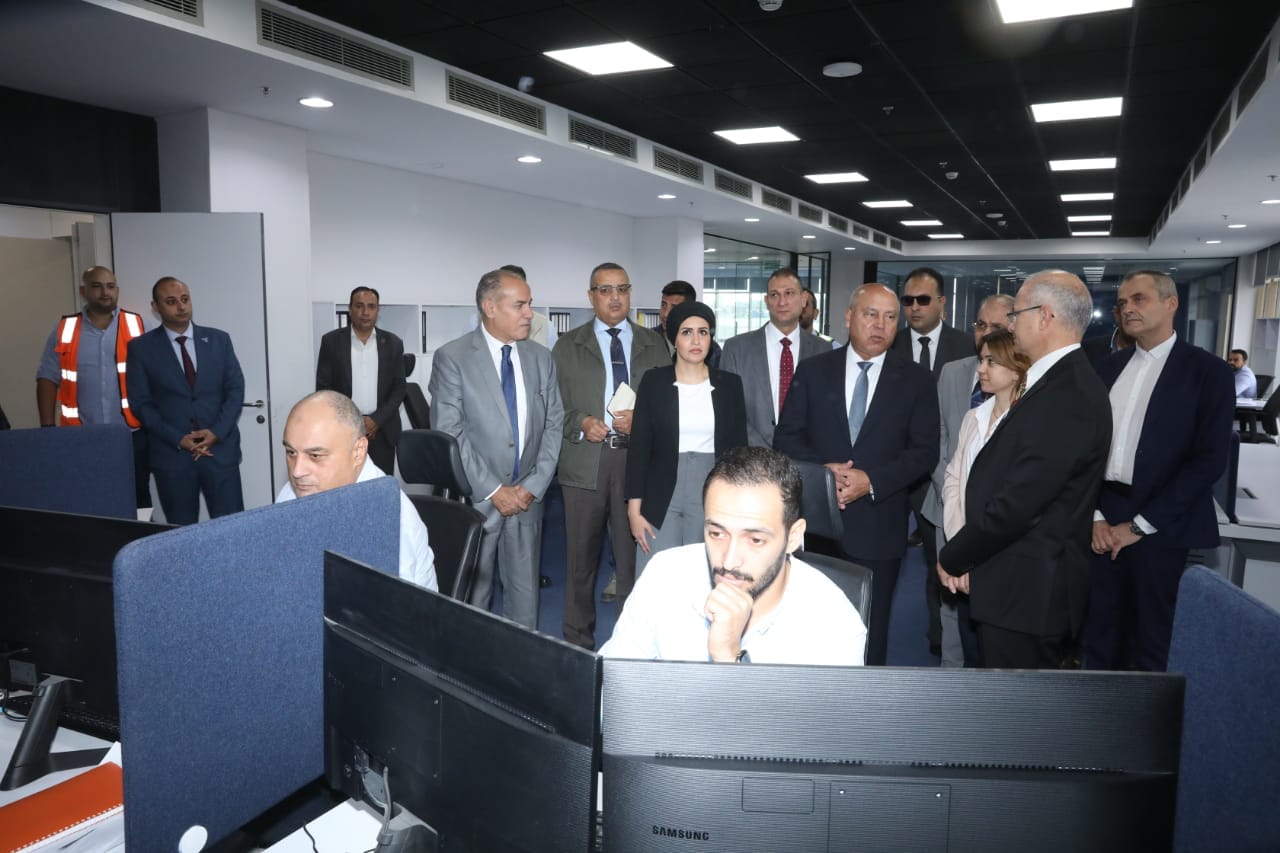 وزير النقل خلال زيارته لميناء الإسكندرية يتفقد محطة تحيا مصر متعددة الأغراض