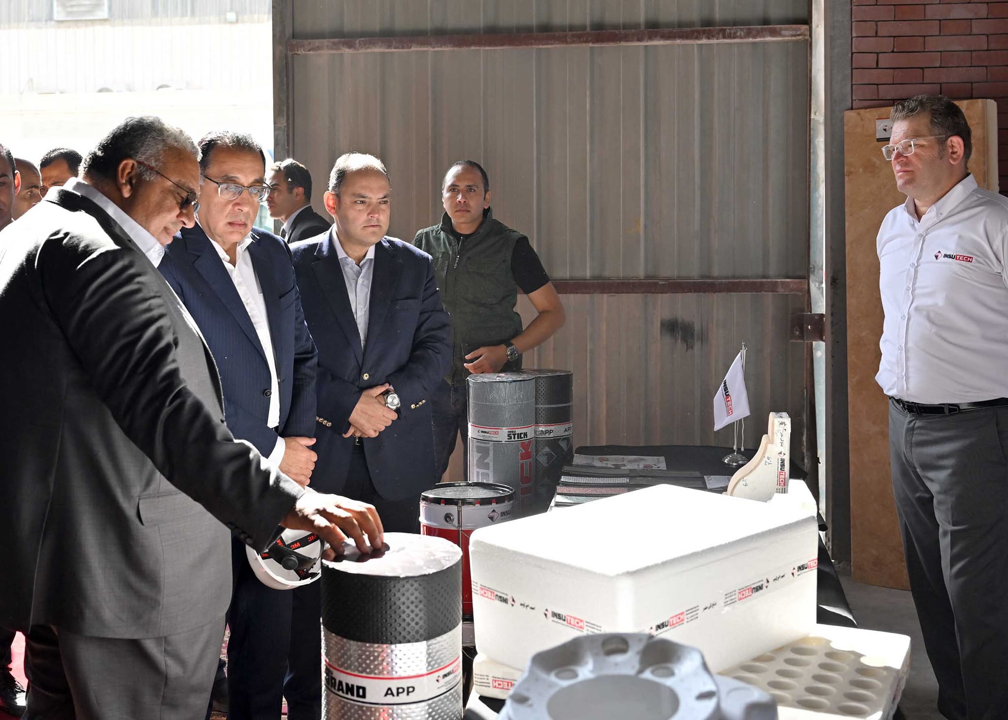 رئيس الوزراء يتفقد مصنع انسوتك لتكنولوجيا العزل