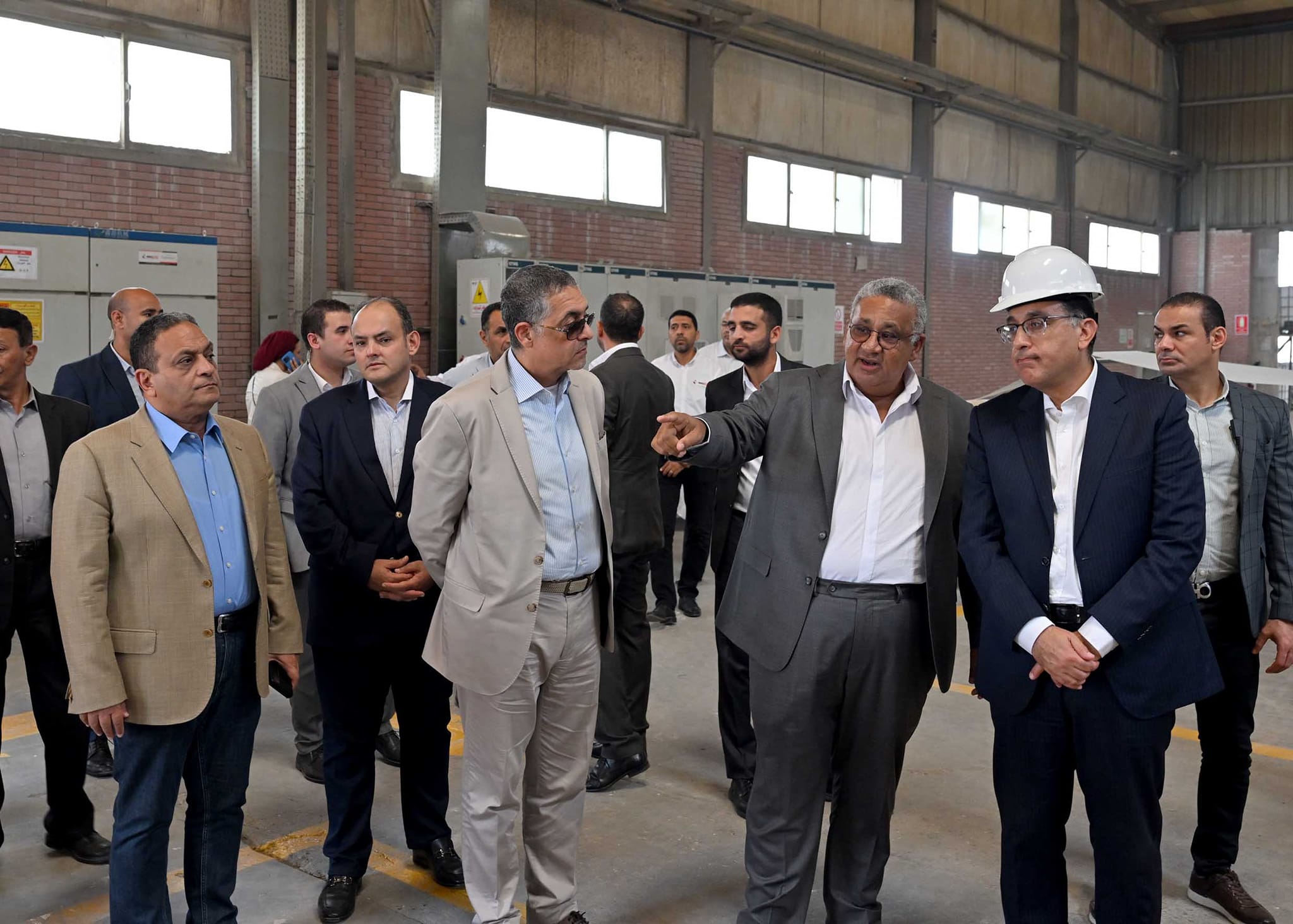 رئيس الوزراء يتفقد مصنع انسوتك لتكنولوجيا العزل