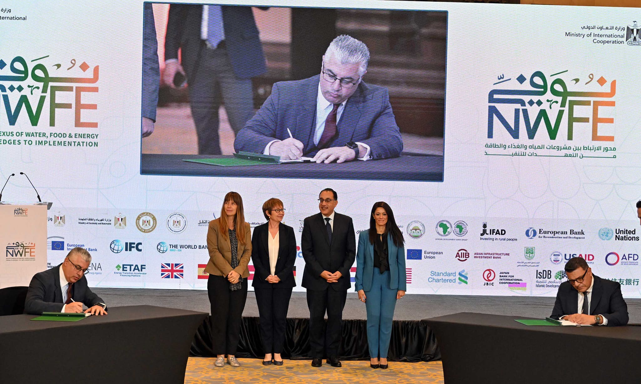 رئيس الوزراء يشهد مراسم توقيع اتفاقية الخدمات الاستشارية لمشروع تحلية مياه البحر بالعين السخنة