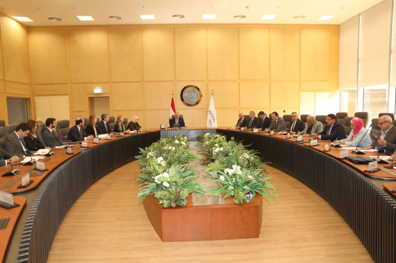 الوزير فى اجتماع مع وفد من البنك الأوروبي للاستثمار