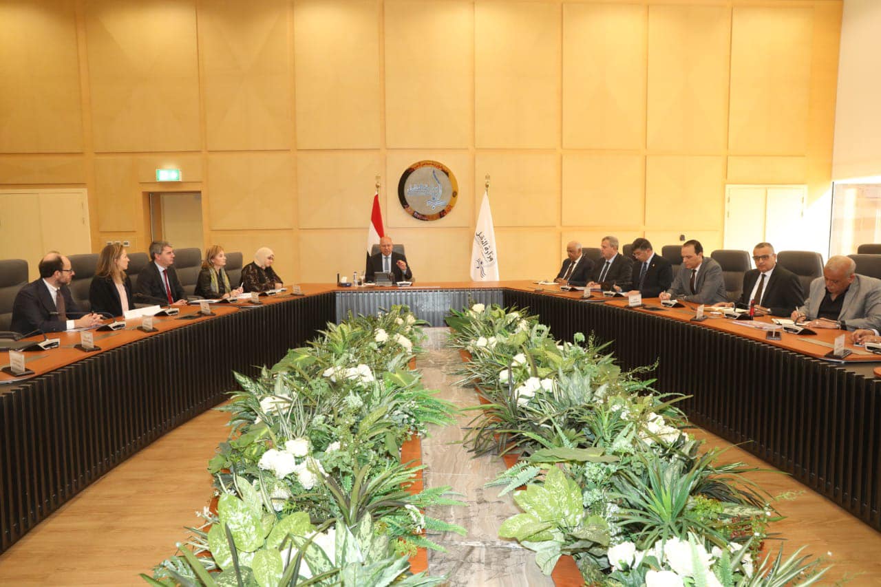 الوزير فى اجتماع مع وفد من البنك الأوروبي للاستثمار