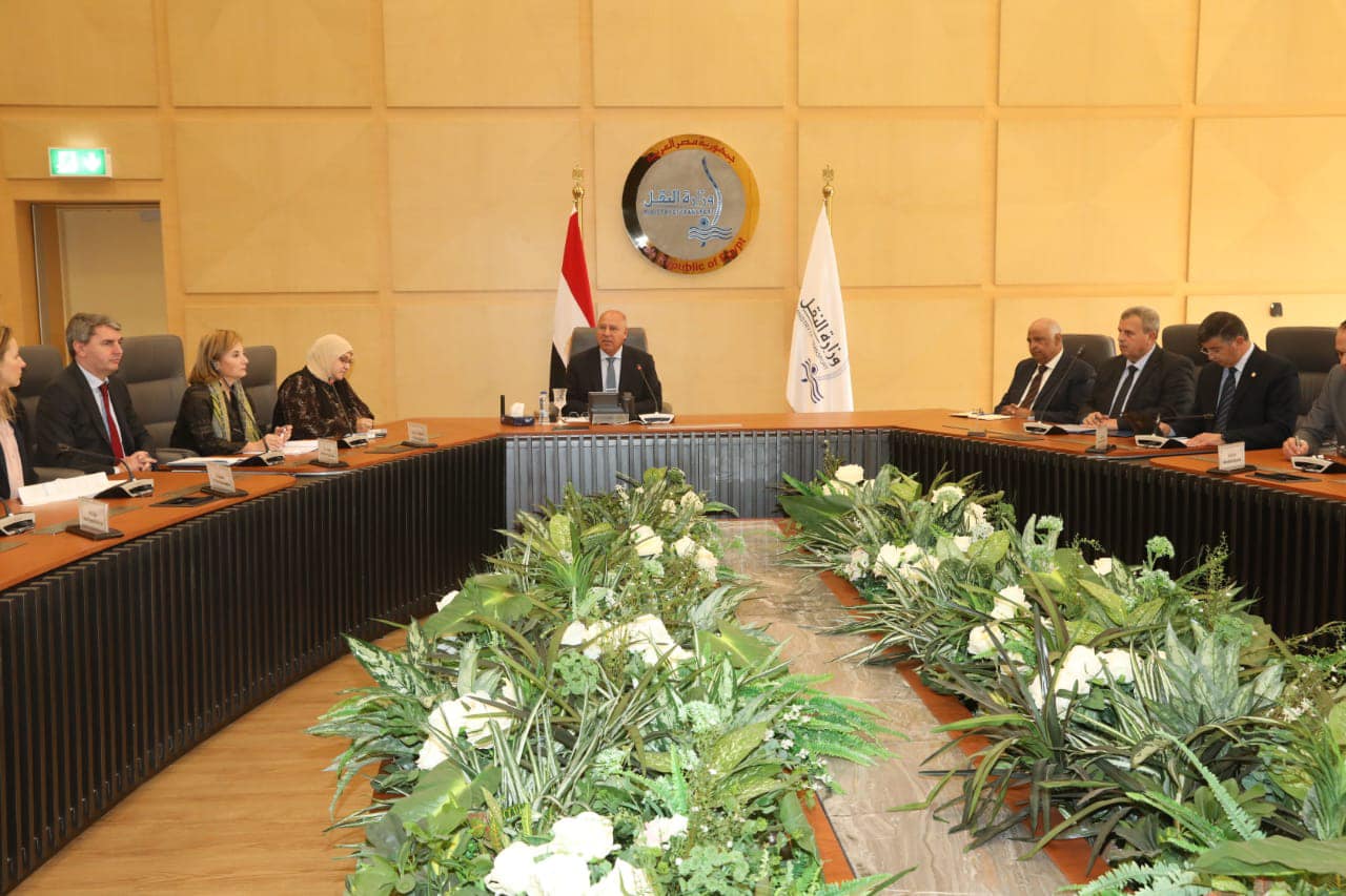 الوزير فى اجتماع مع وفد من البنك الأوروبي للاستثمار