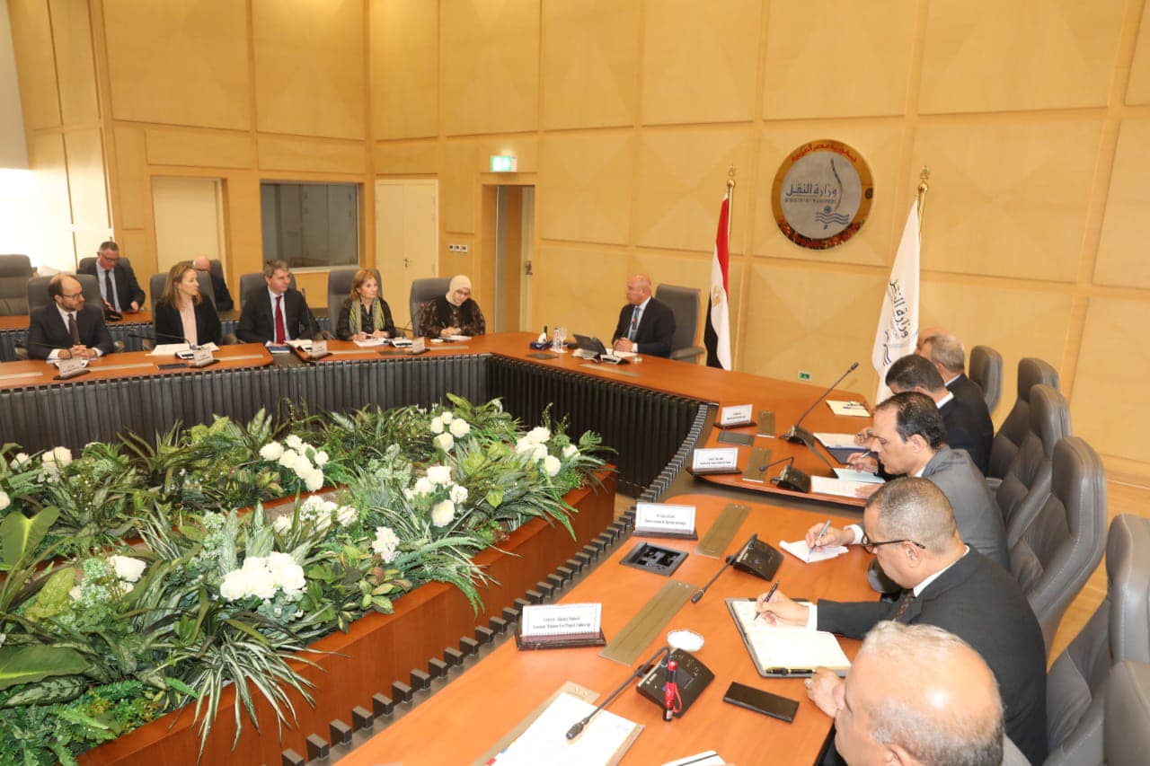 الوزير فى اجتماع مع وفد من البنك الأوروبي للاستثمار