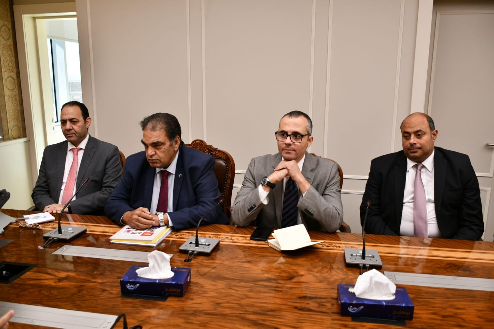 وزير الشباب مع مجموعة من المستثمرين لبحث فرص الاستثمار في قطاع الطب الرياضي