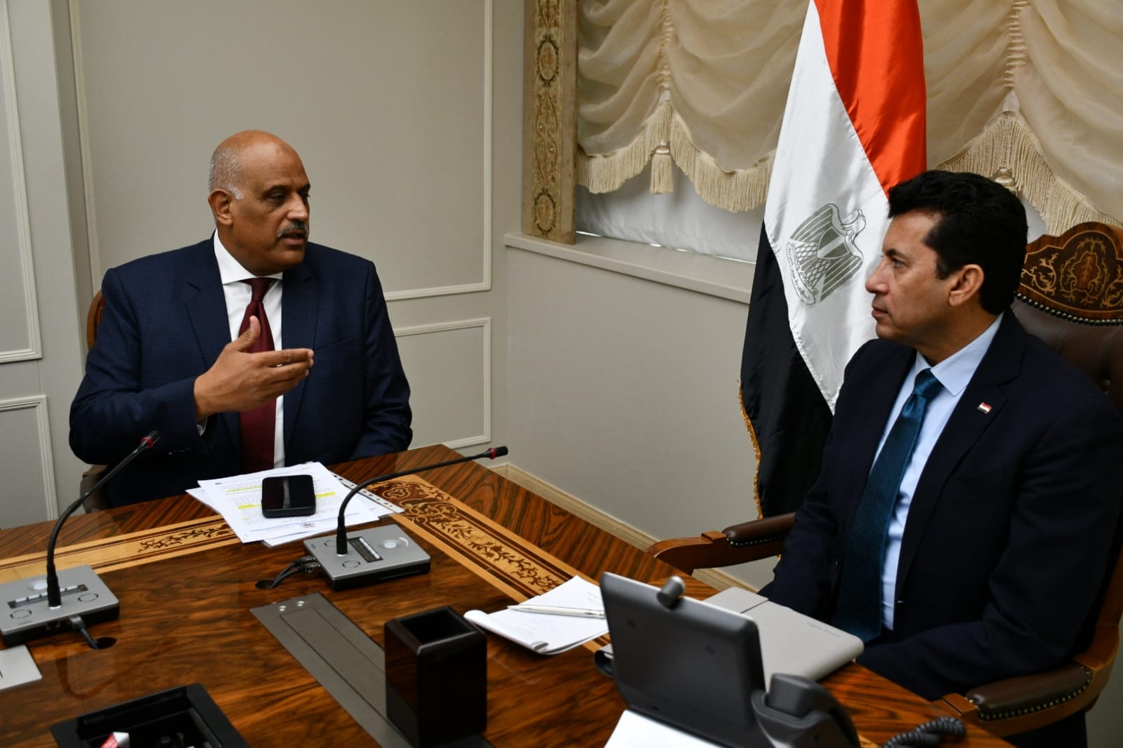 وزير الشباب مع مجموعة من المستثمرين لبحث فرص الاستثمار في قطاع الطب الرياضي