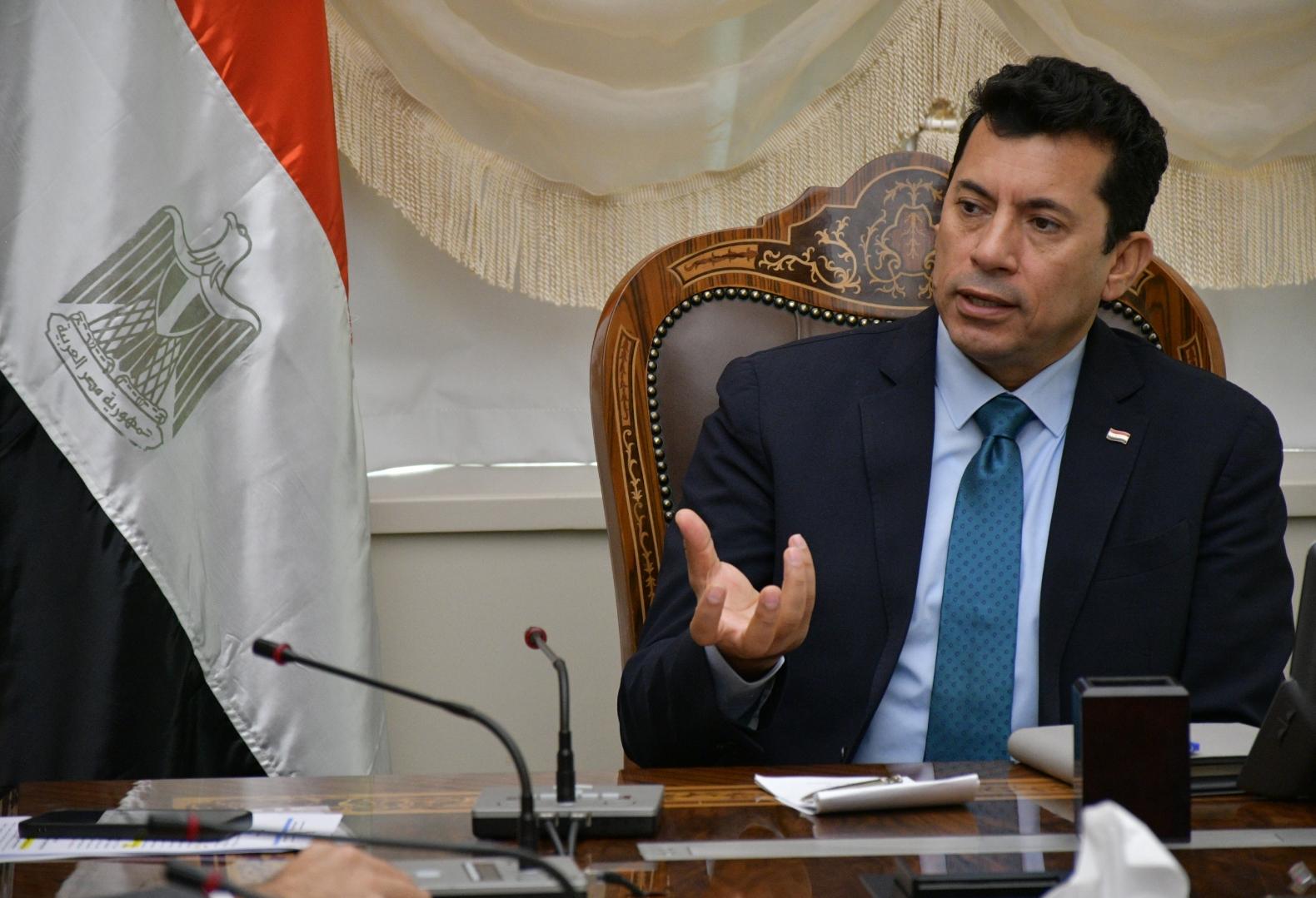 وزير الشباب مع مجموعة من المستثمرين لبحث فرص الاستثمار في قطاع الطب الرياضي