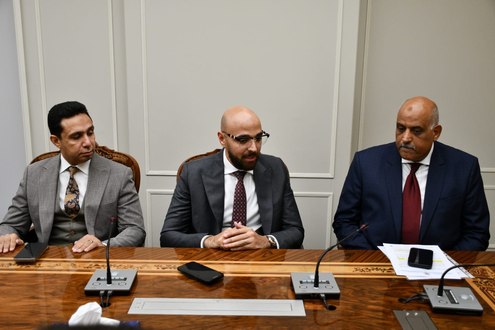 وزير الشباب مع مجموعة من المستثمرين لبحث فرص الاستثمار في قطاع الطب الرياضي