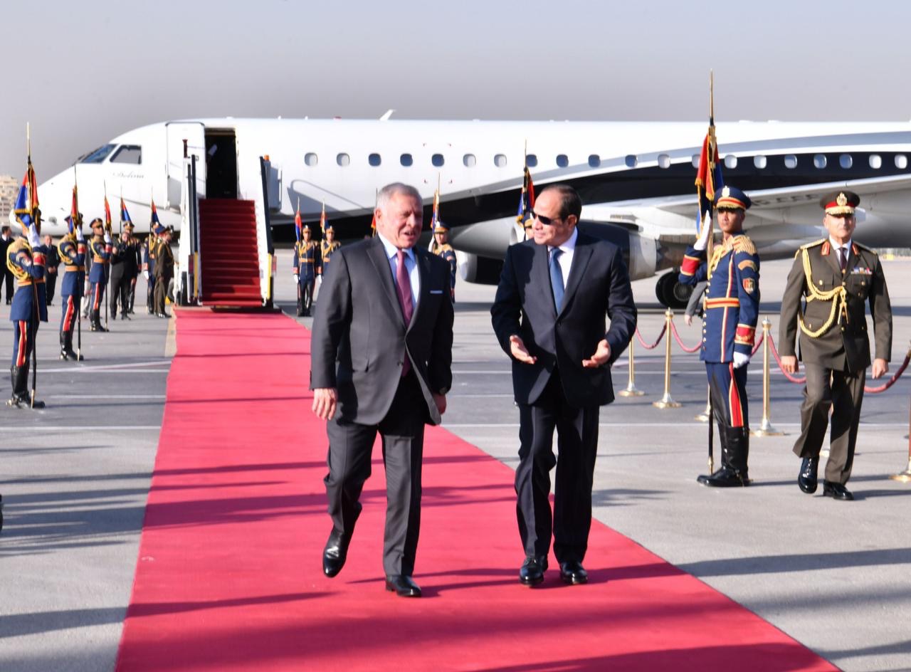 السيسي يستقبل الملك عبد الله الثاني بن الحسين بمطار القاهرة
