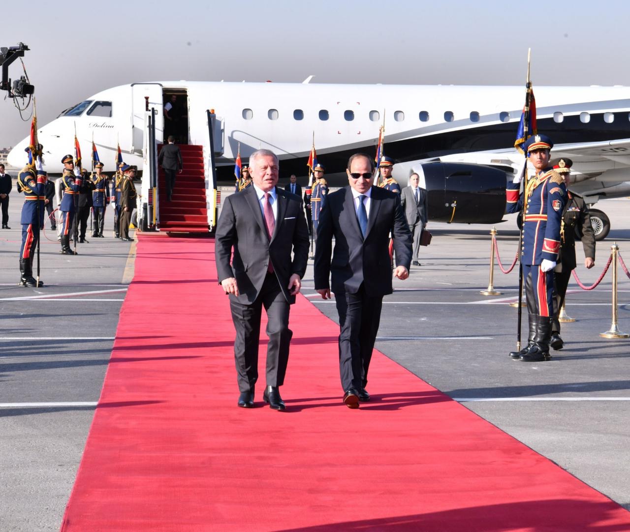 السيسي يستقبل الملك عبد الله الثاني بن الحسين بمطار القاهرة