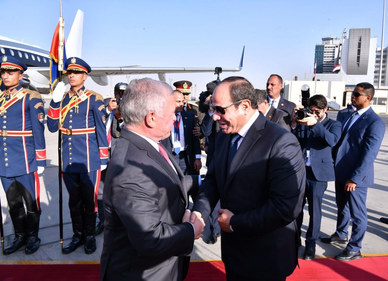السيسي يستقبل الملك عبد الله الثاني بن الحسين بمطار القاهرة