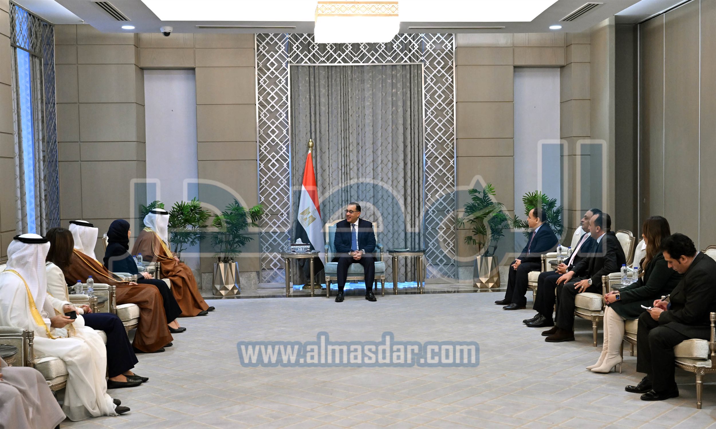 مدبولى يلتقى وزير المالية والاقتصاد الوطني بمملكة البحرين