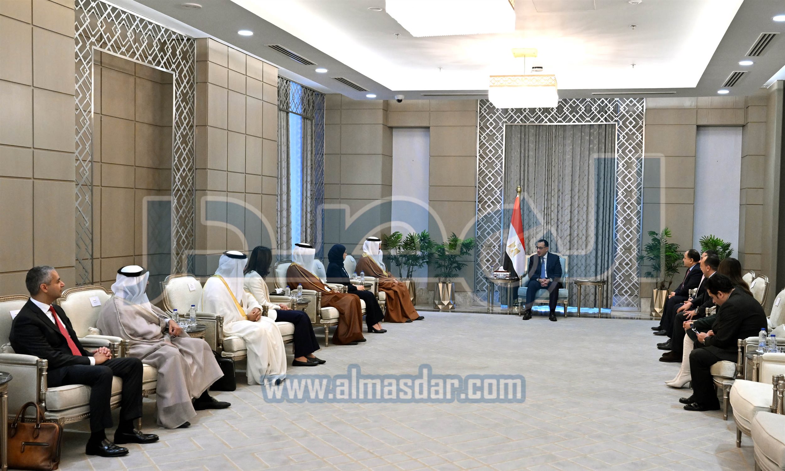 مدبولى يلتقى وزير المالية والاقتصاد الوطني بمملكة البحرين