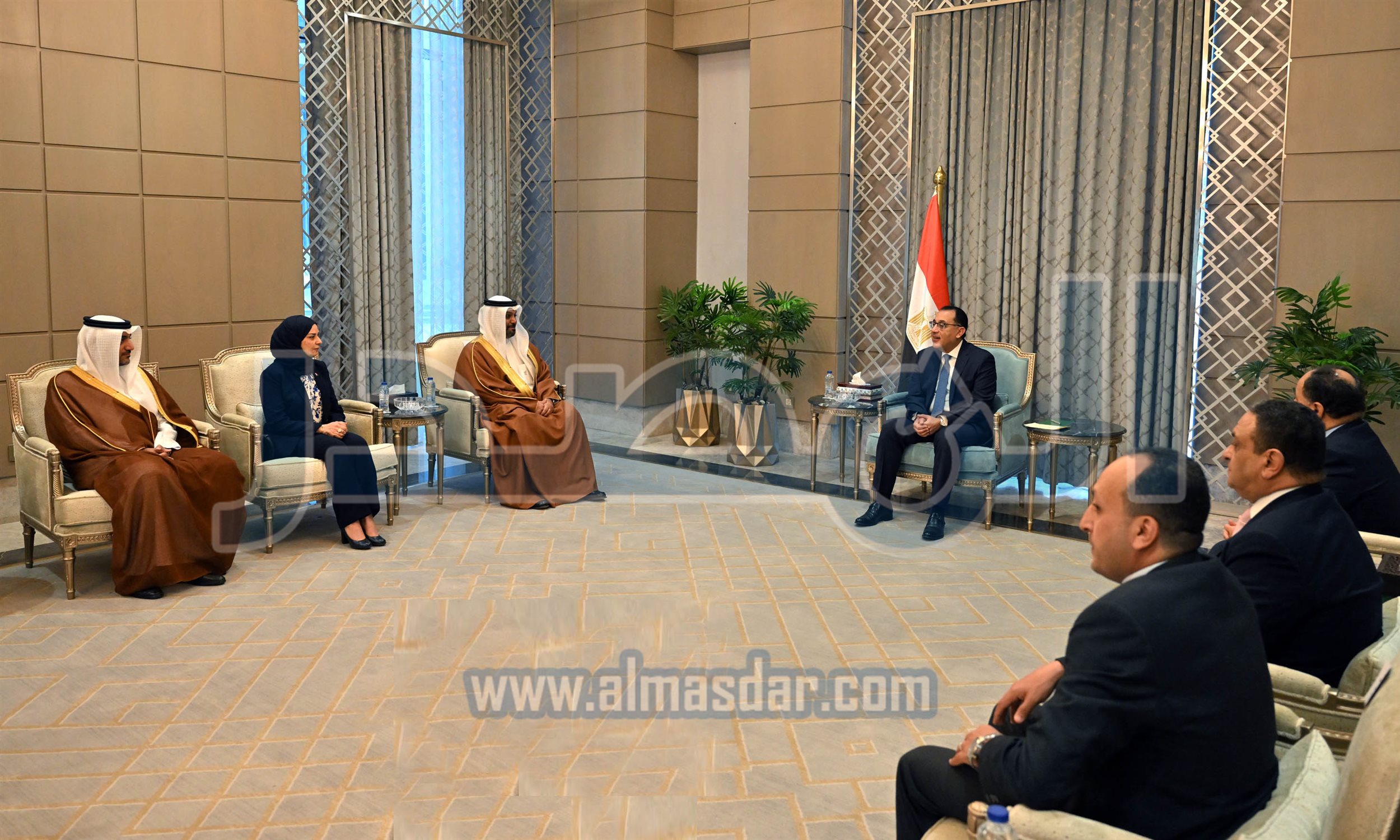 مدبولى يلتقى وزير المالية والاقتصاد الوطني بمملكة البحرين