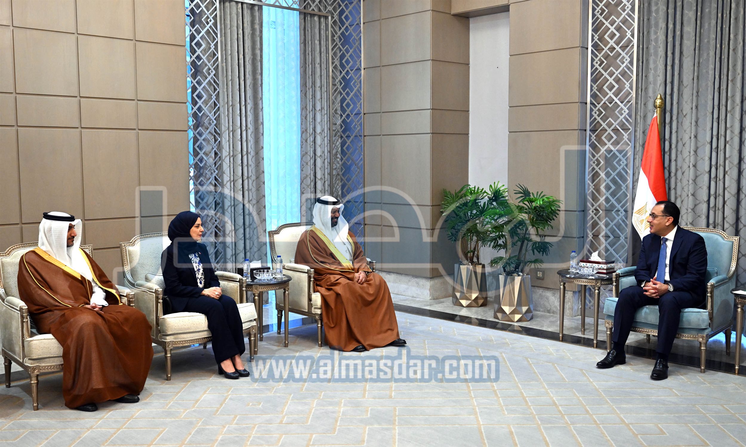 مدبولى يلتقى وزير المالية والاقتصاد الوطني بمملكة البحرين