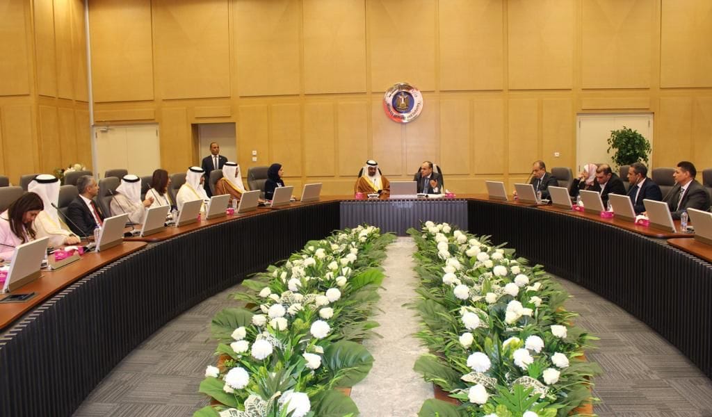 وزير التجارة والصناعة مع وزير المالية والاقتصاد الوطني بمملكة البحرين