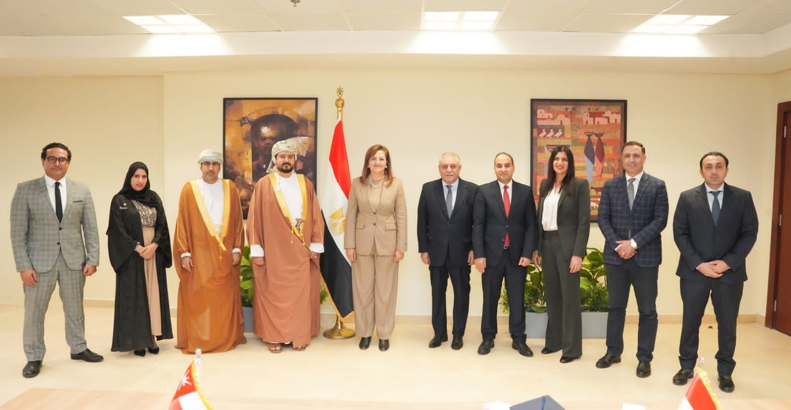 وزيرة التخطيط تلتقي وزير التجارة والصناعة العماني