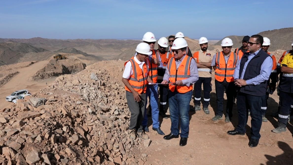 المهندس طارق الملا وزير البترول والثروة المعدنية خلال الجولة