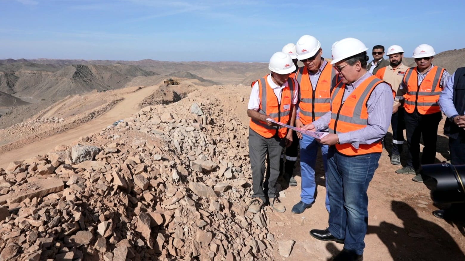 المهندس طارق الملا وزير البترول والثروة المعدنية خلال الجولة