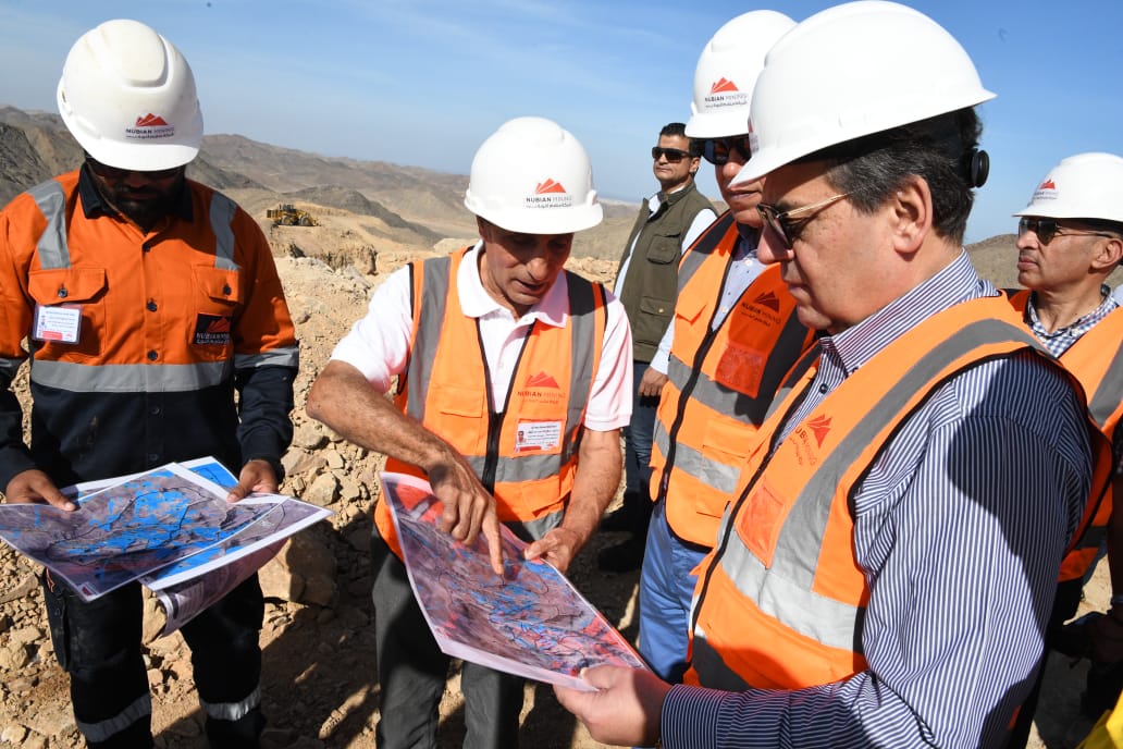 المهندس طارق الملا وزير البترول والثروة المعدنية خلال الجولة