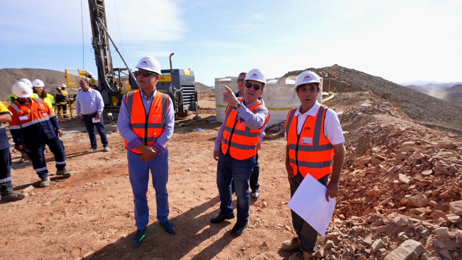 المهندس طارق الملا وزير البترول والثروة المعدنية خلال الجولة