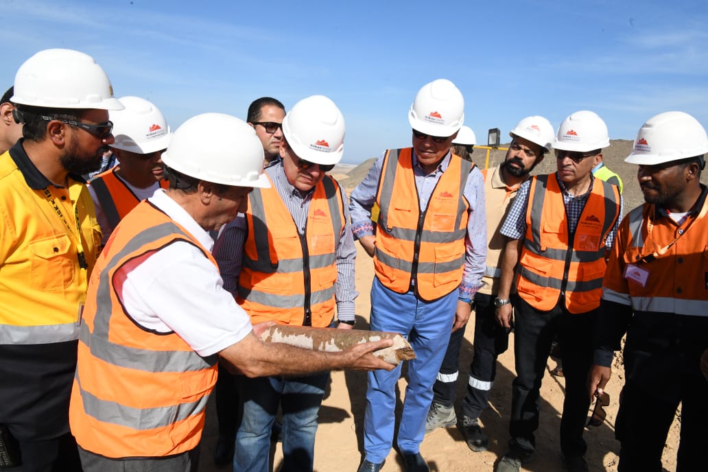 المهندس طارق الملا وزير البترول والثروة المعدنية خلال الجولة